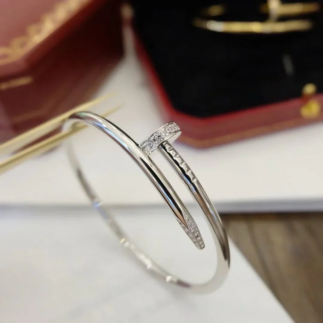 {"en": "JUSTE UN CLOU 3.5MM CLASSIC DIAMOND BANGLE", "de": "JUSTE UN CLOU 3,5 MM CLASSIC DIAMANT-ARMREIF"}