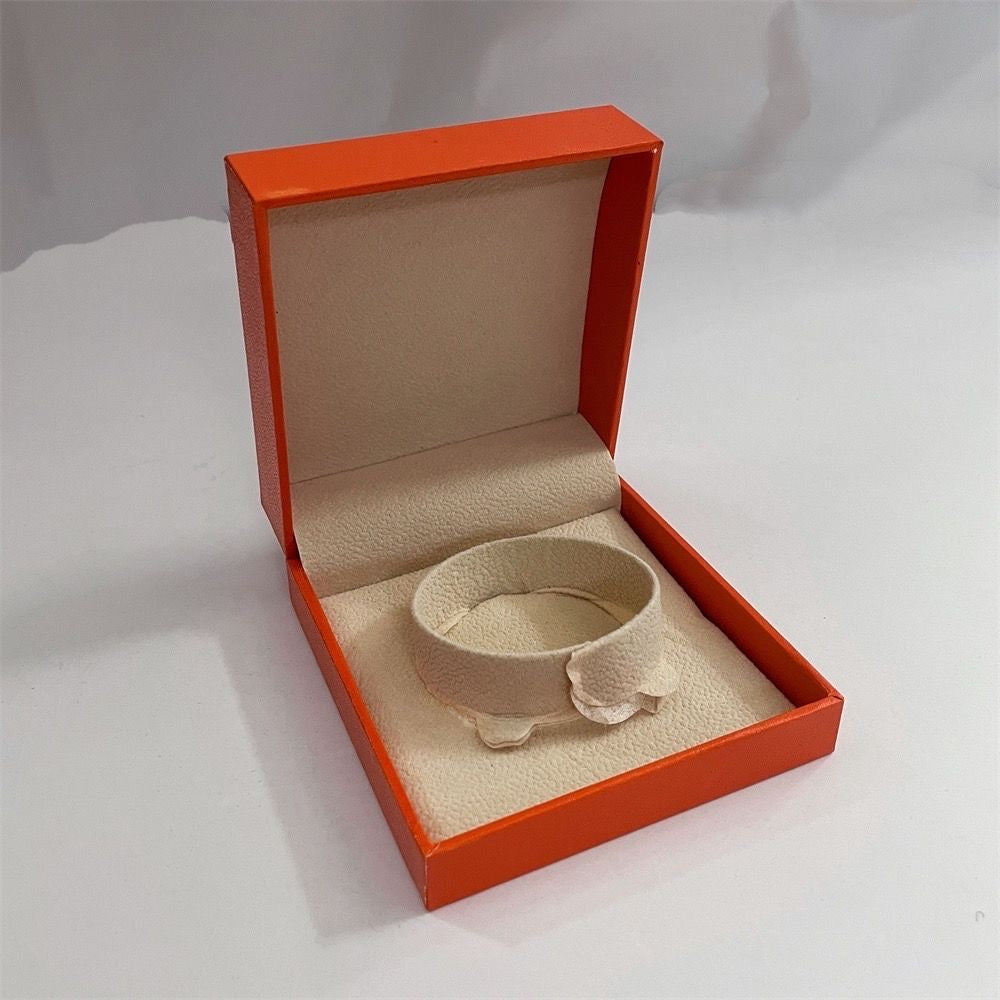 {"item_name": "ARMBAND HALSKETTE RING SCHMUCKKÄSTCHEN GESCHENKTÜTE"}