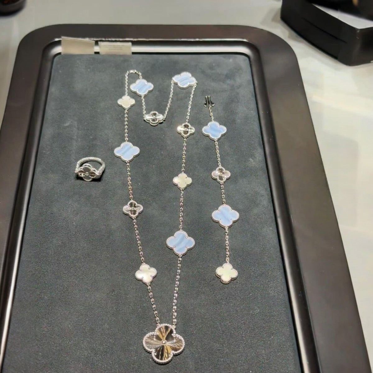 Abnehmbares, 15-teiliges Kleeblatt-Statement-Set – violetter Chalcedon & Laser