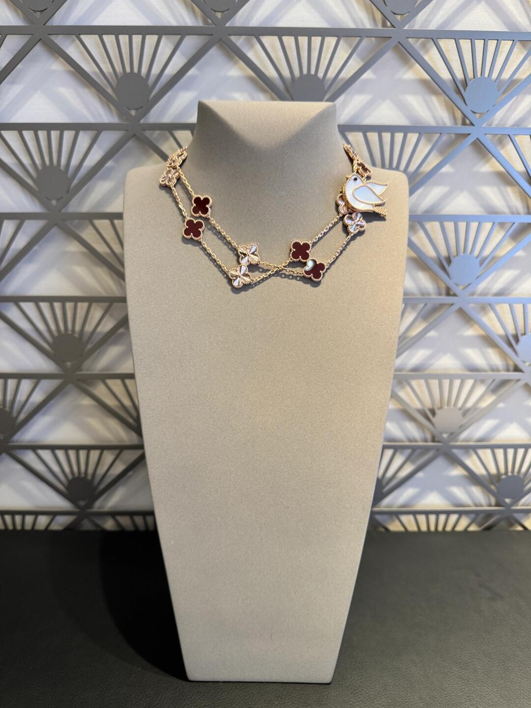 [Leaves]CLOVER 20 MOTIFS LASER CARNELIAN NECKLACE
