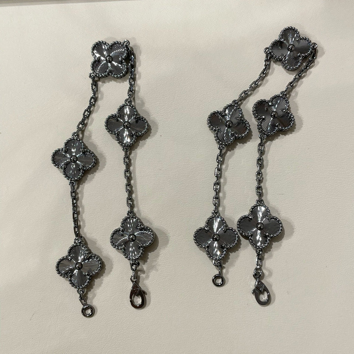[Leaves]CLOVER 5 MOTIF BLACK BRACELET