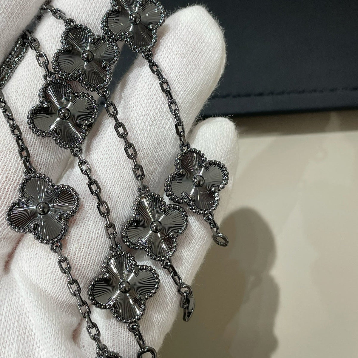 [Leaves]CLOVER 5 MOTIF BLACK BRACELET
