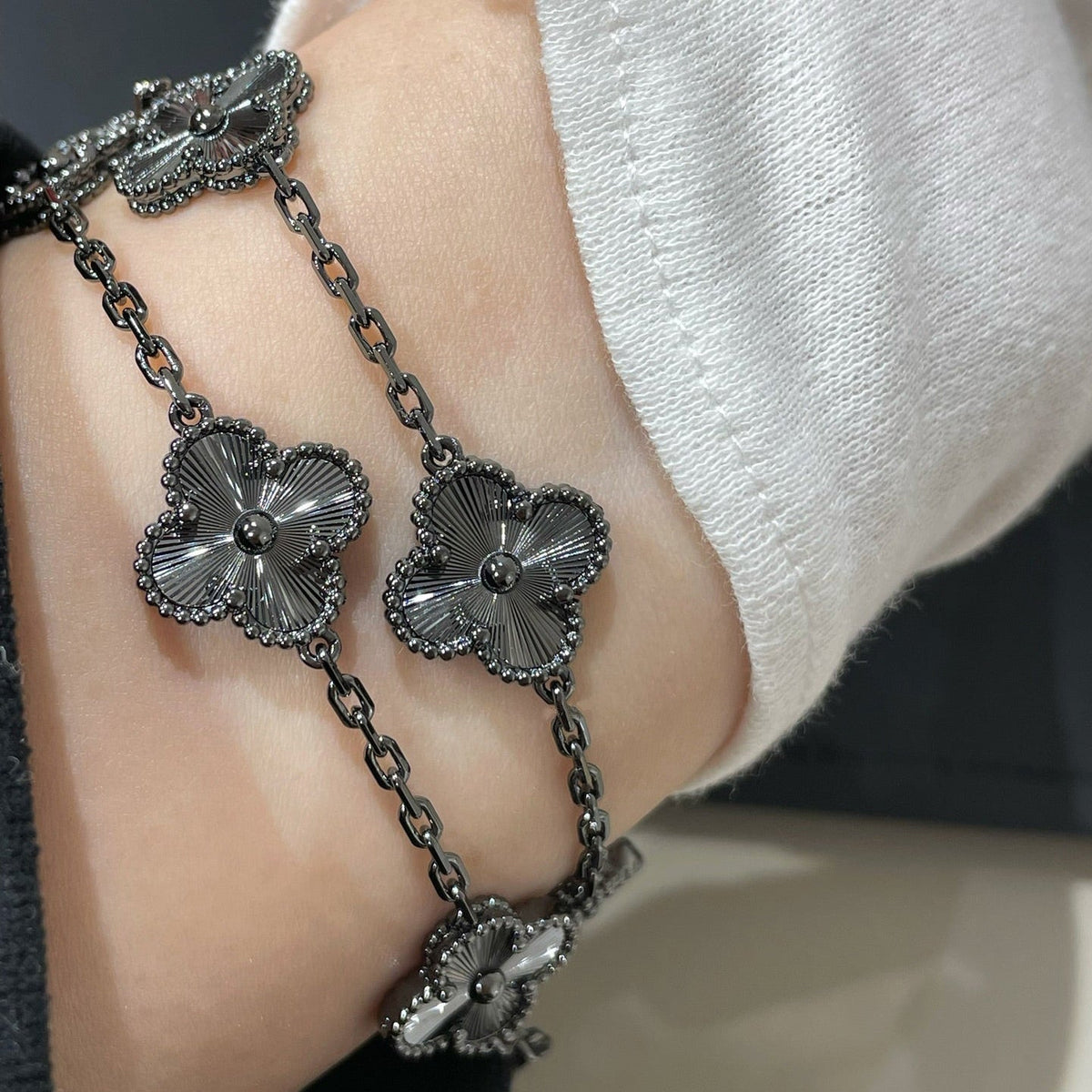 [Leaves]CLOVER 5 MOTIF BLACK BRACELET