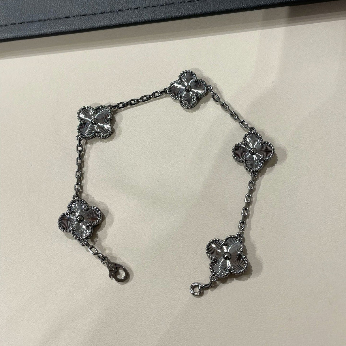 [Leaves]CLOVER 5 MOTIF BLACK BRACELET
