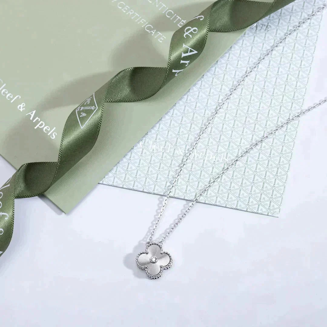[Leaves]CLOVER  15MM DIAMOND LASER NECKLACE SILVER