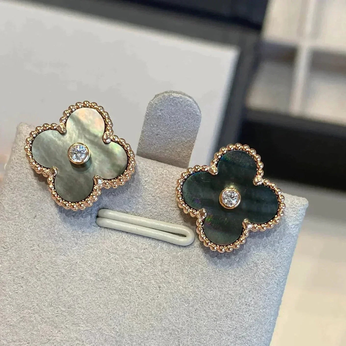 [Leaves]CLOVER MEDIUM 1 MOTIFS GRAY MOP  DIAMOND EARRINGS