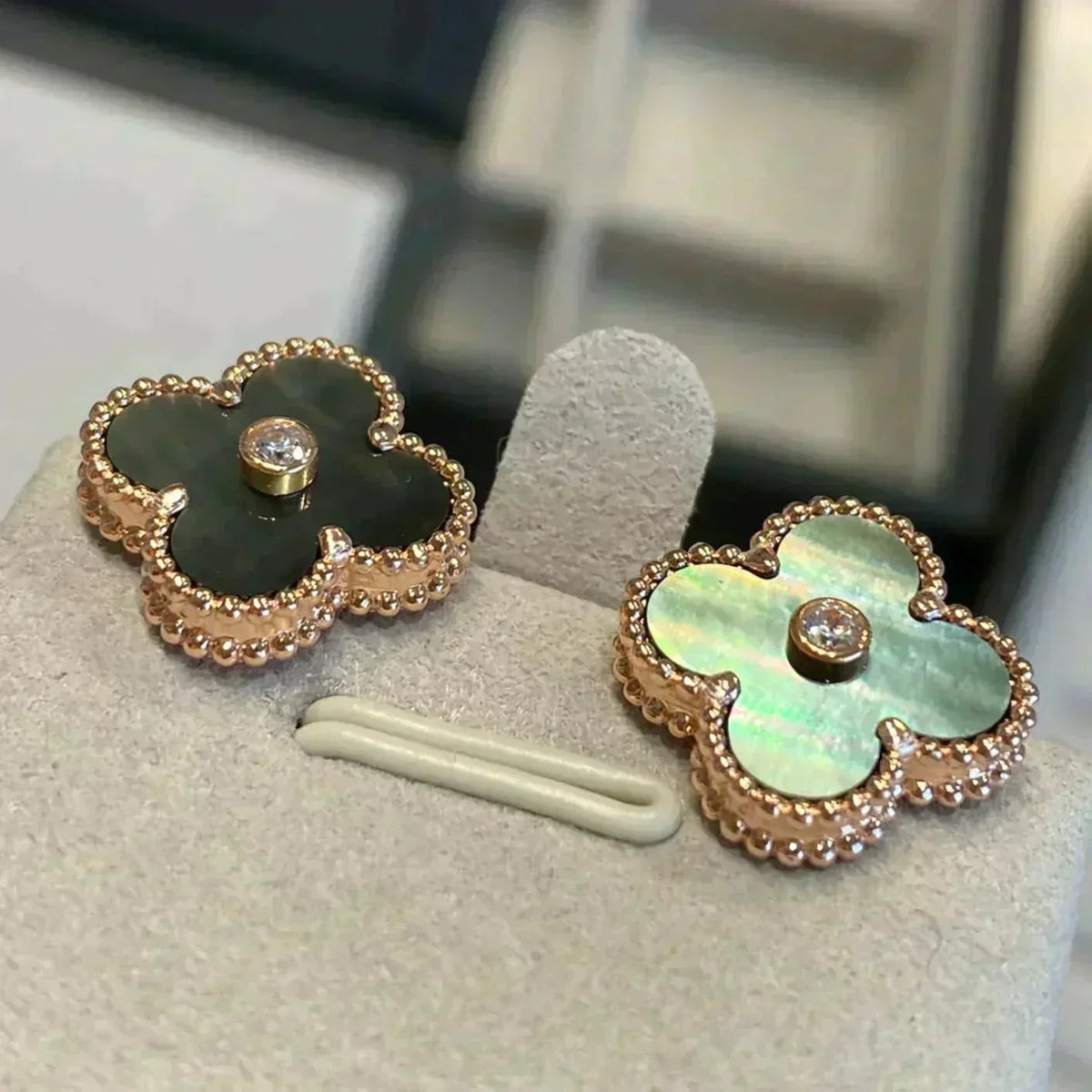 [Leaves]CLOVER MEDIUM 1 MOTIFS GRAY MOP  DIAMOND EARRINGS