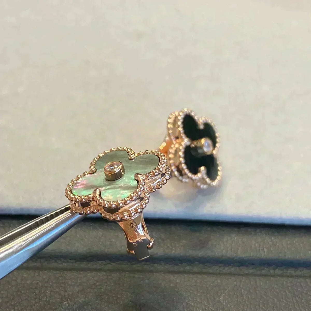 [Leaves]CLOVER MEDIUM 1 MOTIFS GRAY MOP  DIAMOND EARRINGS
