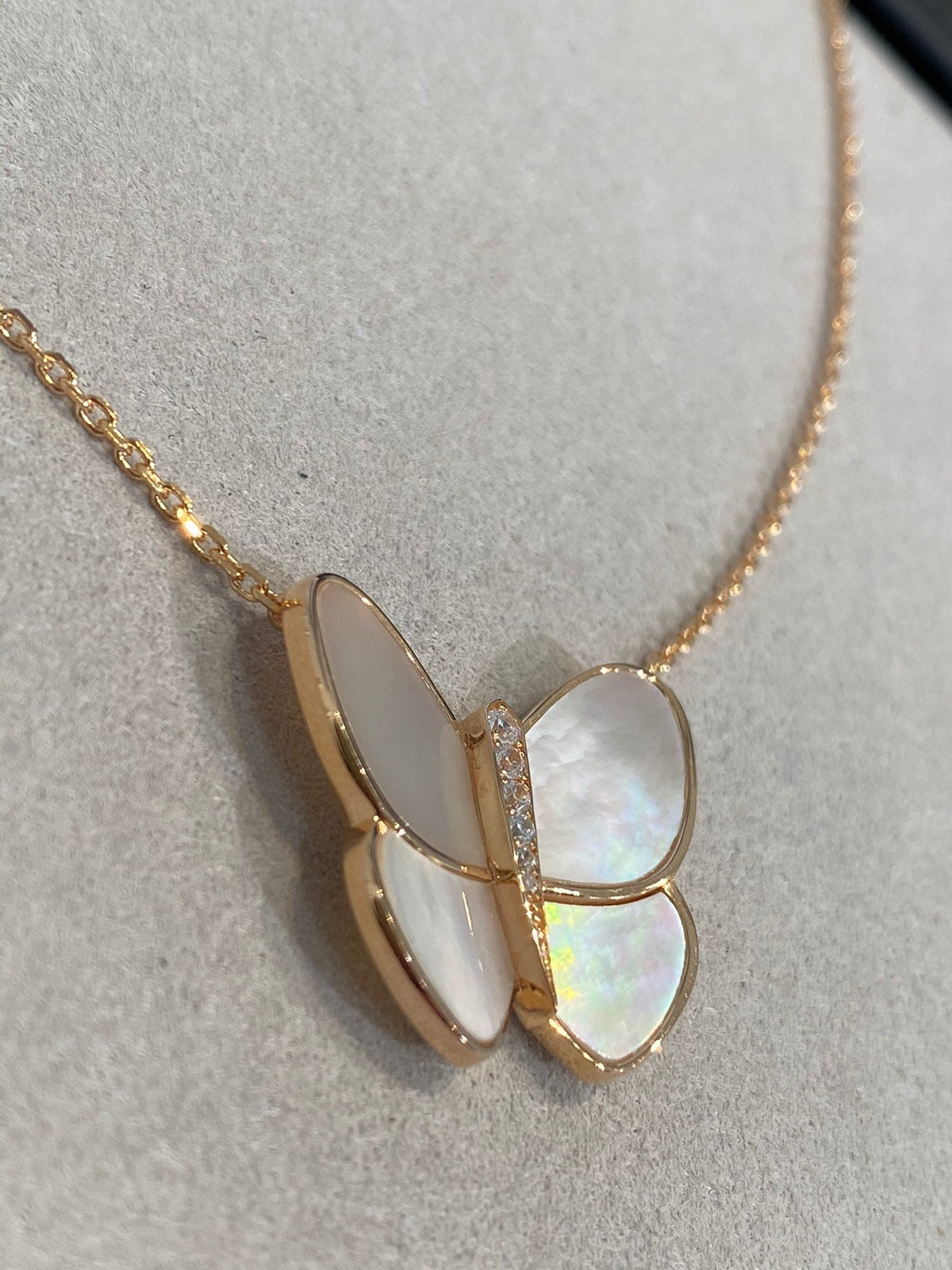 [Leaves]BUTTERFLY GOLD MOP DIAMOND NECKLACE
