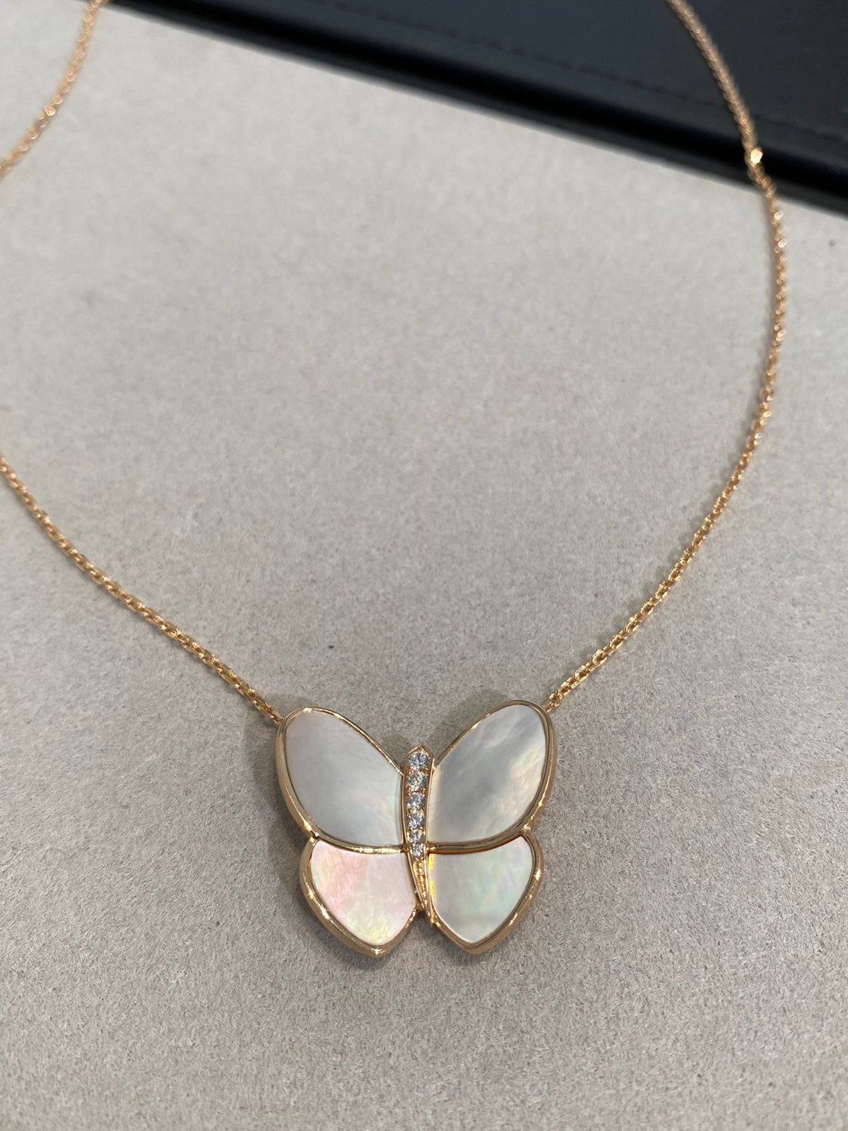 [Leaves]BUTTERFLY GOLD MOP DIAMOND NECKLACE