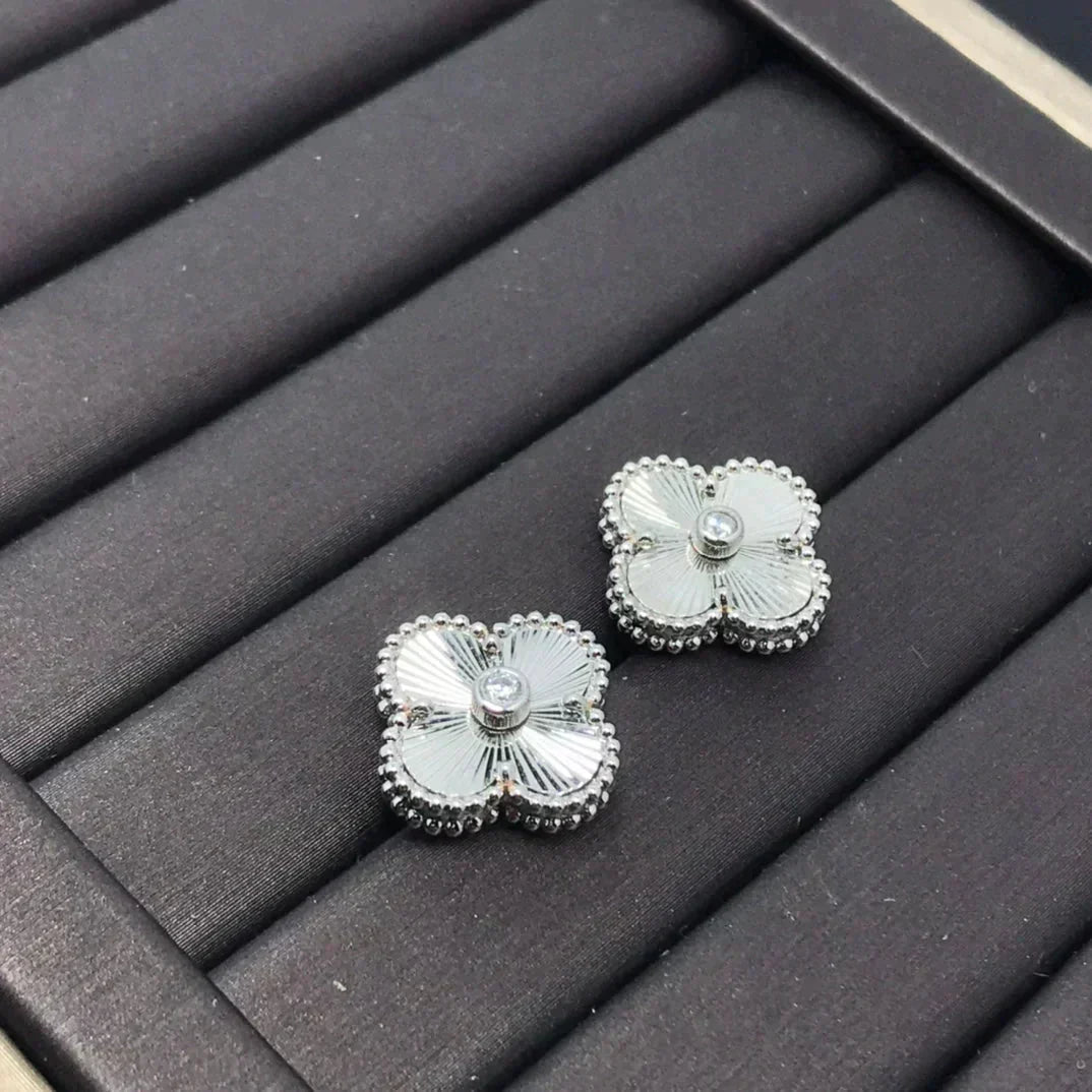[Leaves]CLOVER MINI 9.5MM LASER EARRINGS