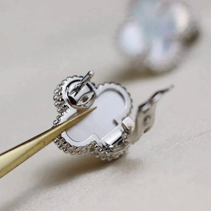 [Leaves]CLOVER MEDIUM 1 MOTIFS  WHITE MOP EARRINGS SILVER