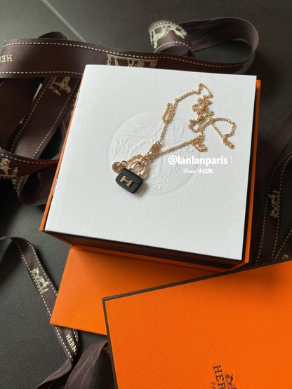 [Leaves]CONSTANCE BLACK PEDANT ROSE GOLD NECKLACE