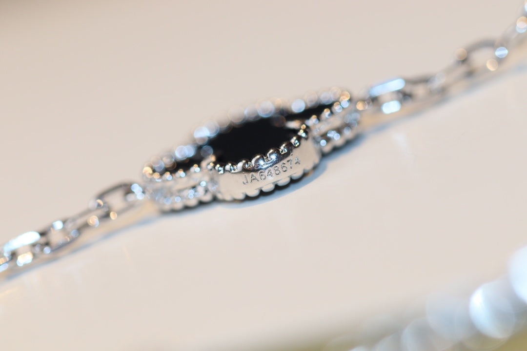 [Leaves]CLOVER 20 MOTIFS ONYX DIAMOND SILVER