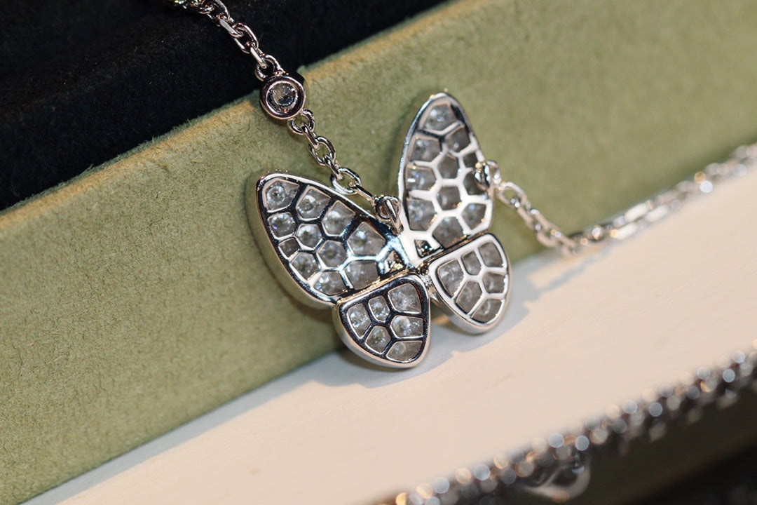 [Leaves]BUTTERFLY DIAMOND CHARM NECKLACE
