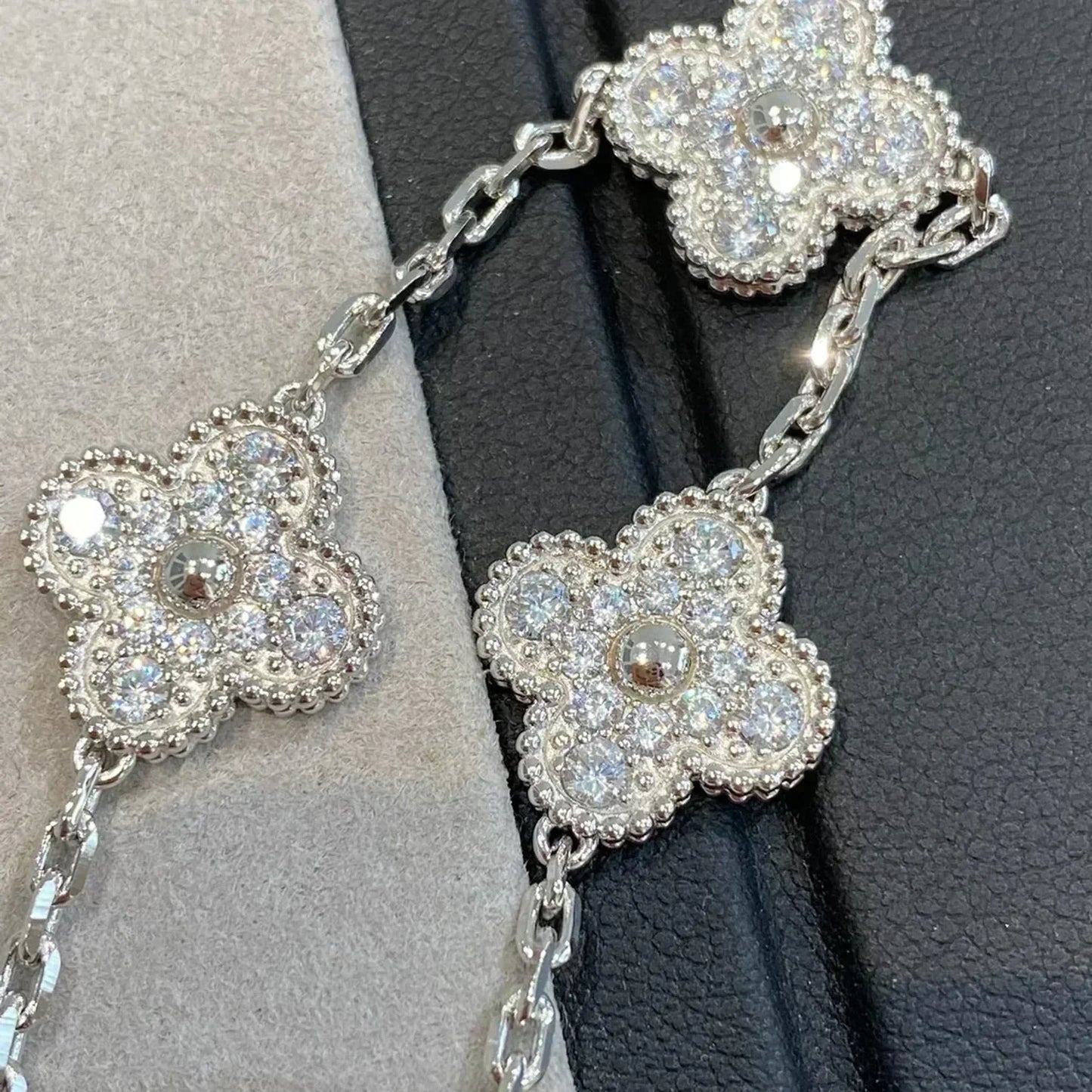 [Leaves]LUCKY CLOVER 5-MOTIF BRACELET - FULL-DIAMOND