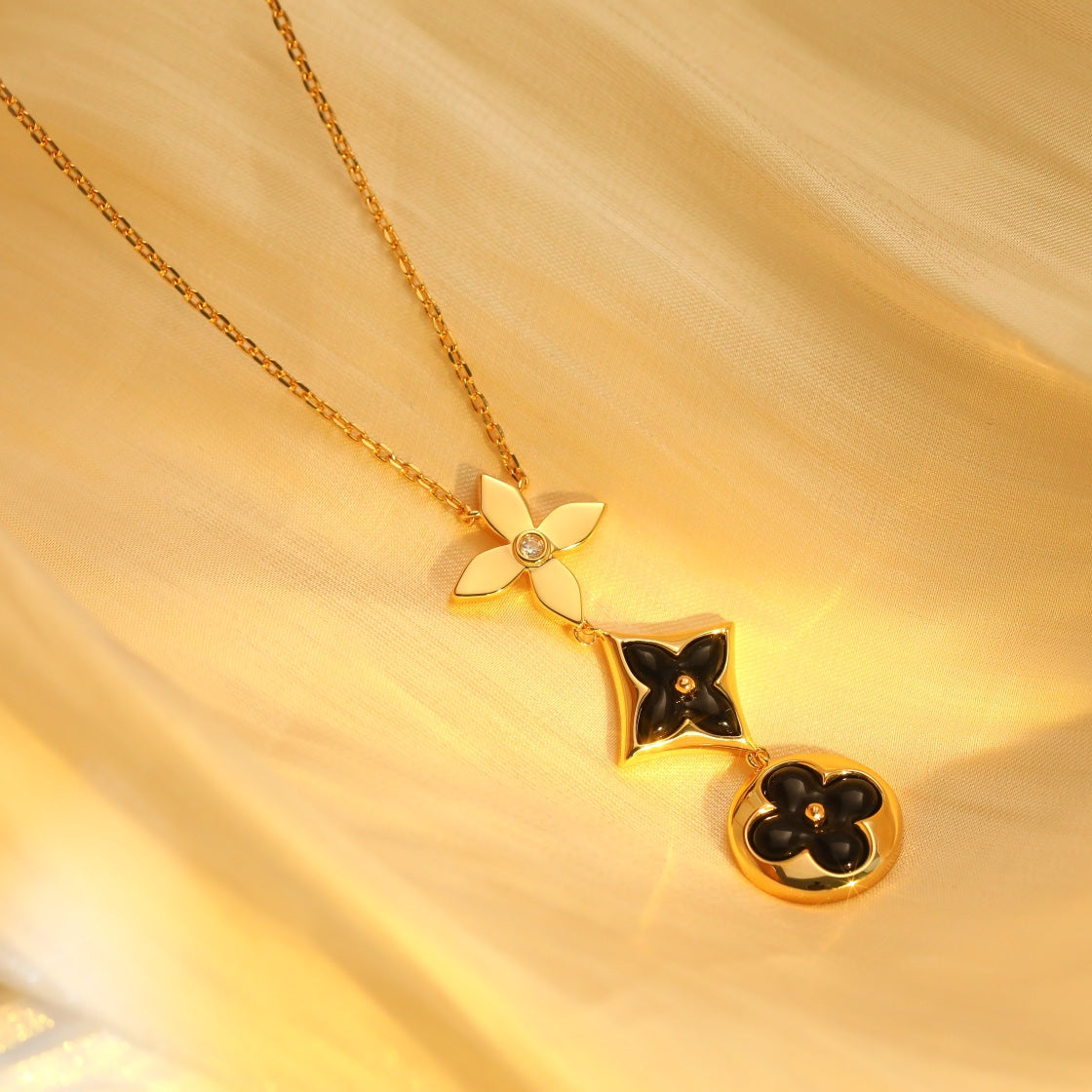 [Leaves]STAR AND SUN ONYX ROSE GOLD NECKLACE