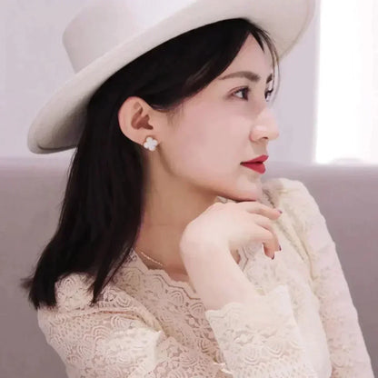 [Leaves]CLOVER MEDIUM 1 MOTIFS  WHITE MOP STUD EARRINGS