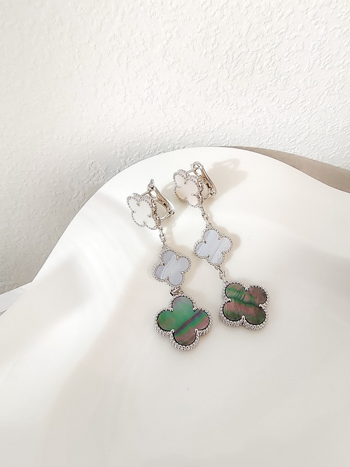[Leaves]CLOVER 3 MOTIFS CHALCEDONY DARK MOP SILVER EARRINGS