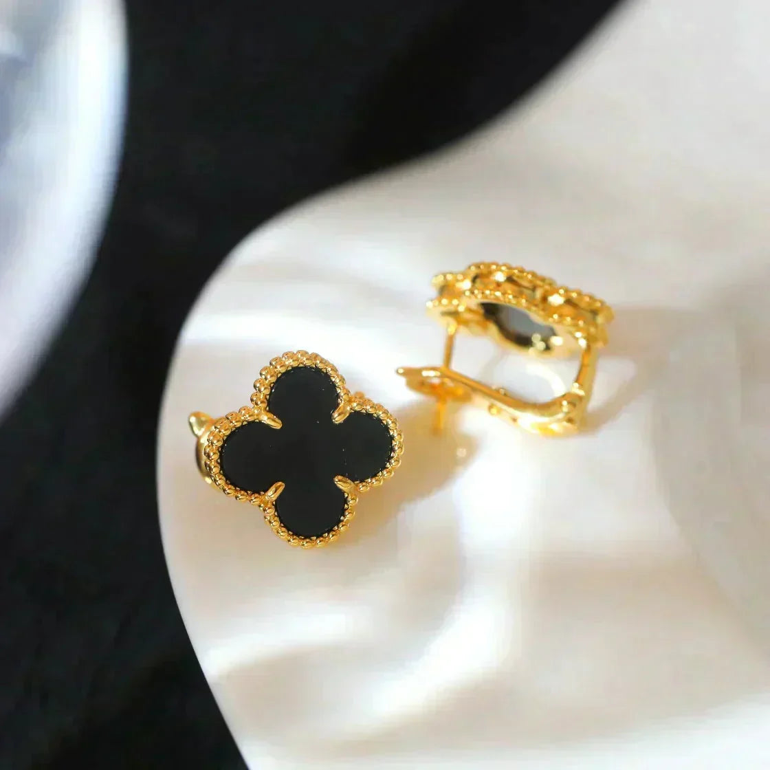 [Leaves]CLOVER MEDIUM 1 MOTIFS  ONYX STUD EARRINGS