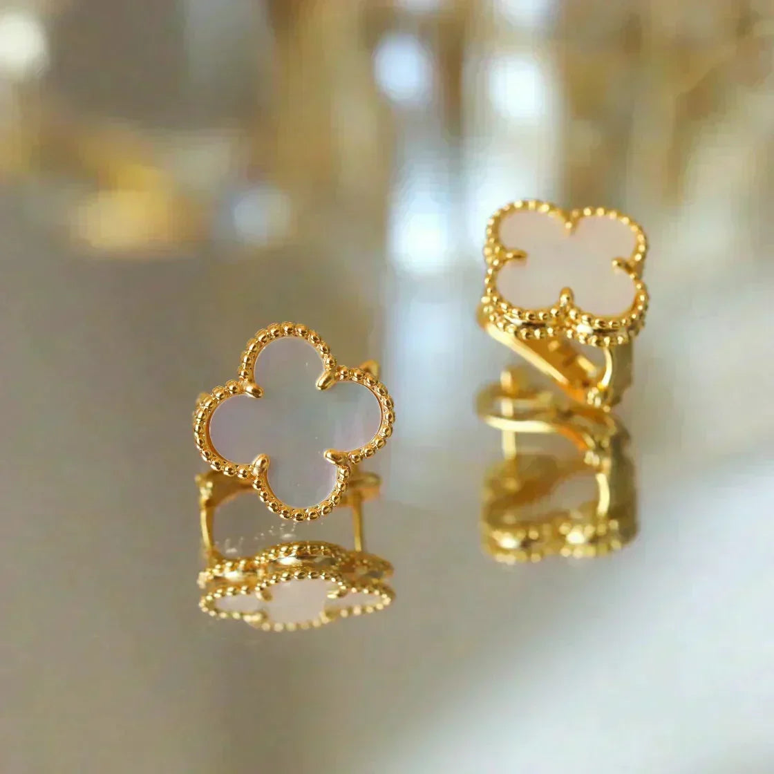 [Leaves]CLOVER MEDIUM 1 MOTIFS  WHITE MOP STUD EARRINGS