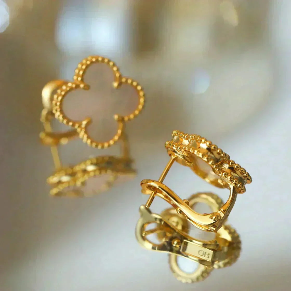 [Leaves]CLOVER MEDIUM 1 MOTIFS  WHITE MOP STUD EARRINGS