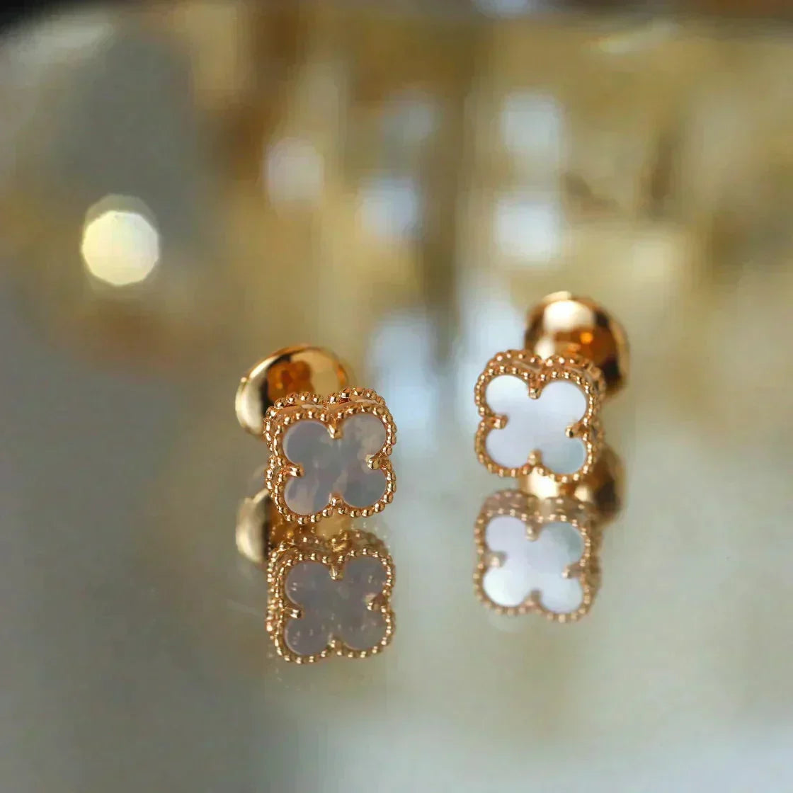 [Leaves]CLOVER MINI 9.5MM WHITE MOP EARRINGS