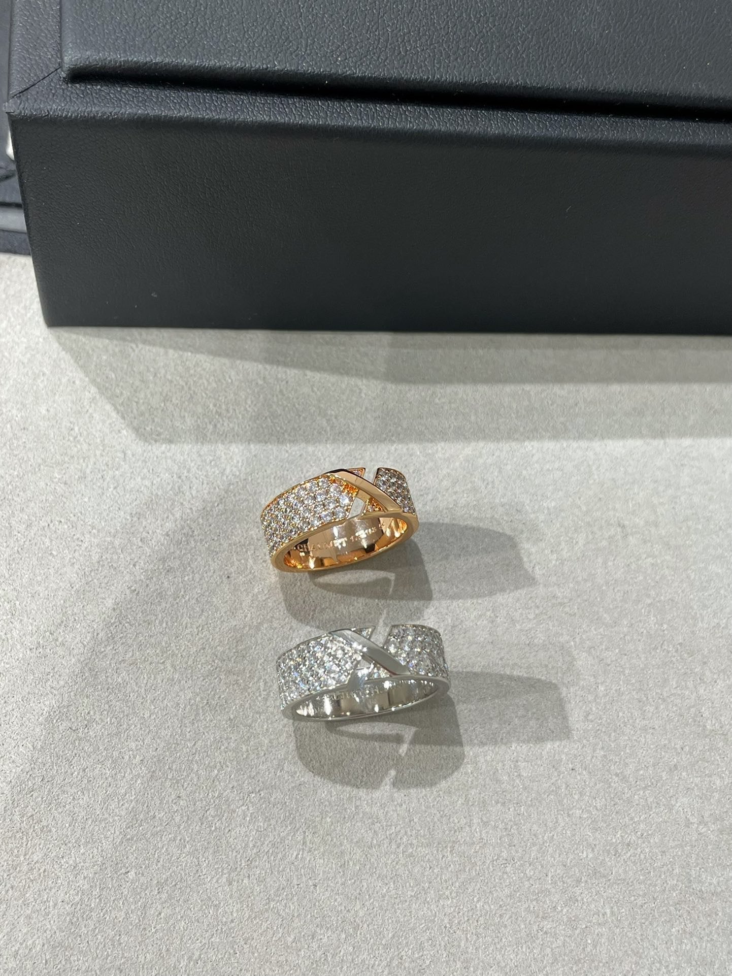 [Leaves]LIENS EVIDENCE  DIAMOND PAVED RING