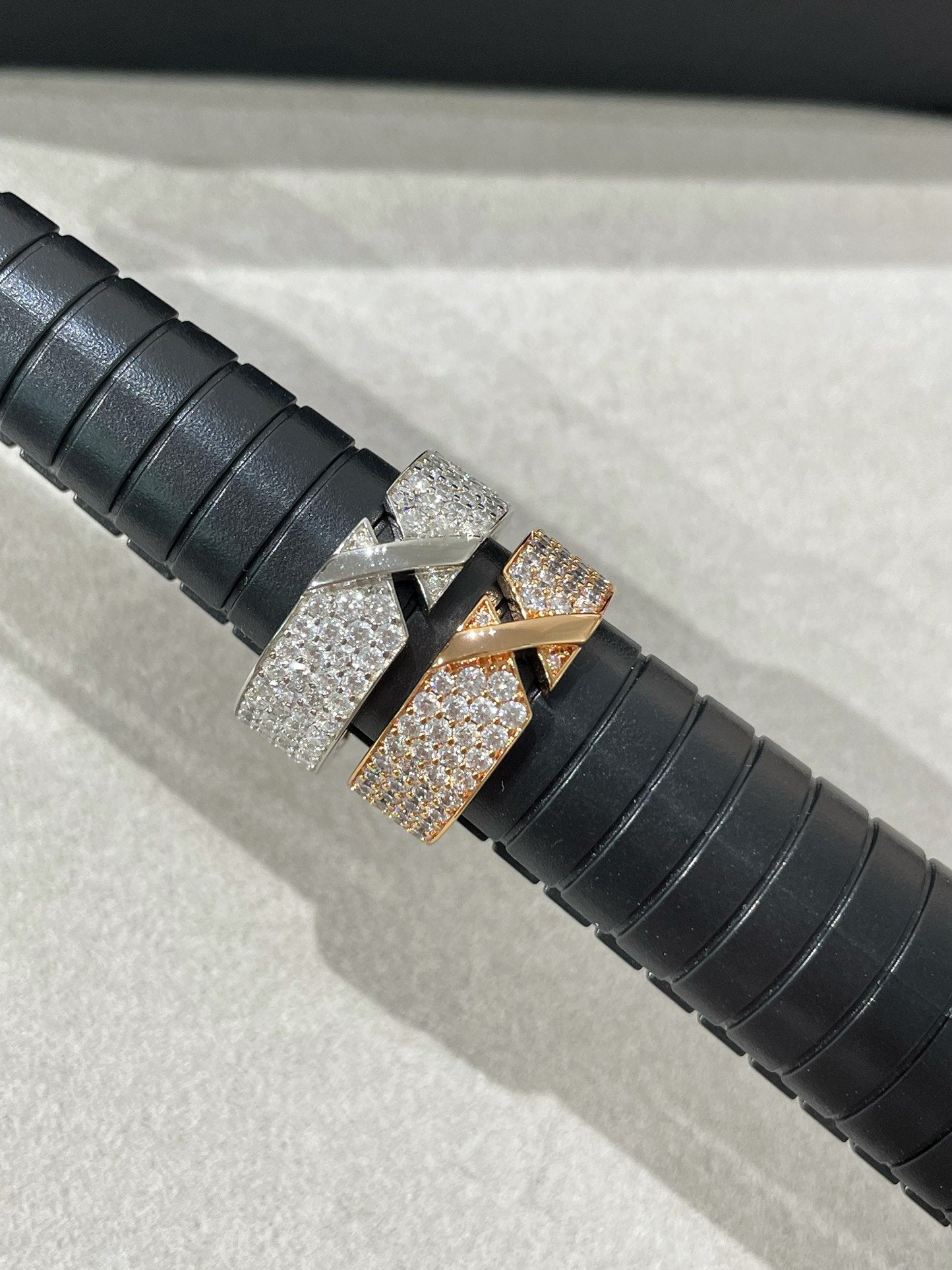 [Leaves]LIENS EVIDENCE  DIAMOND PAVED RING