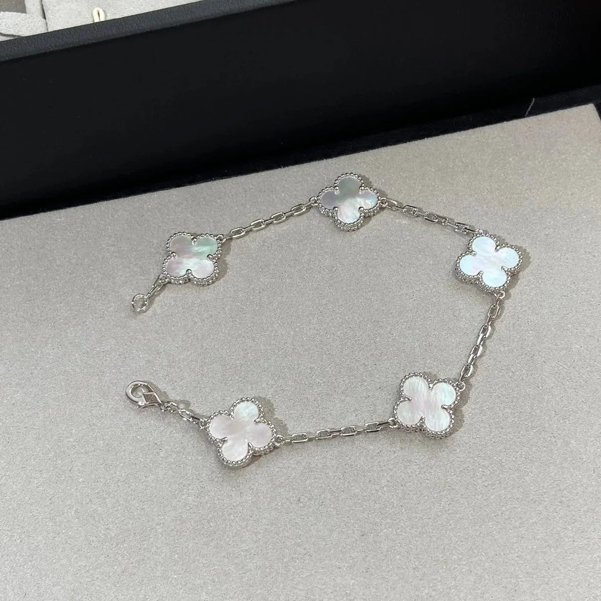 [Leaves]LUCKY CLOVER 5-MOTIF BRACELET - WHITE MOTHER-OF-PEARL COLLECTION