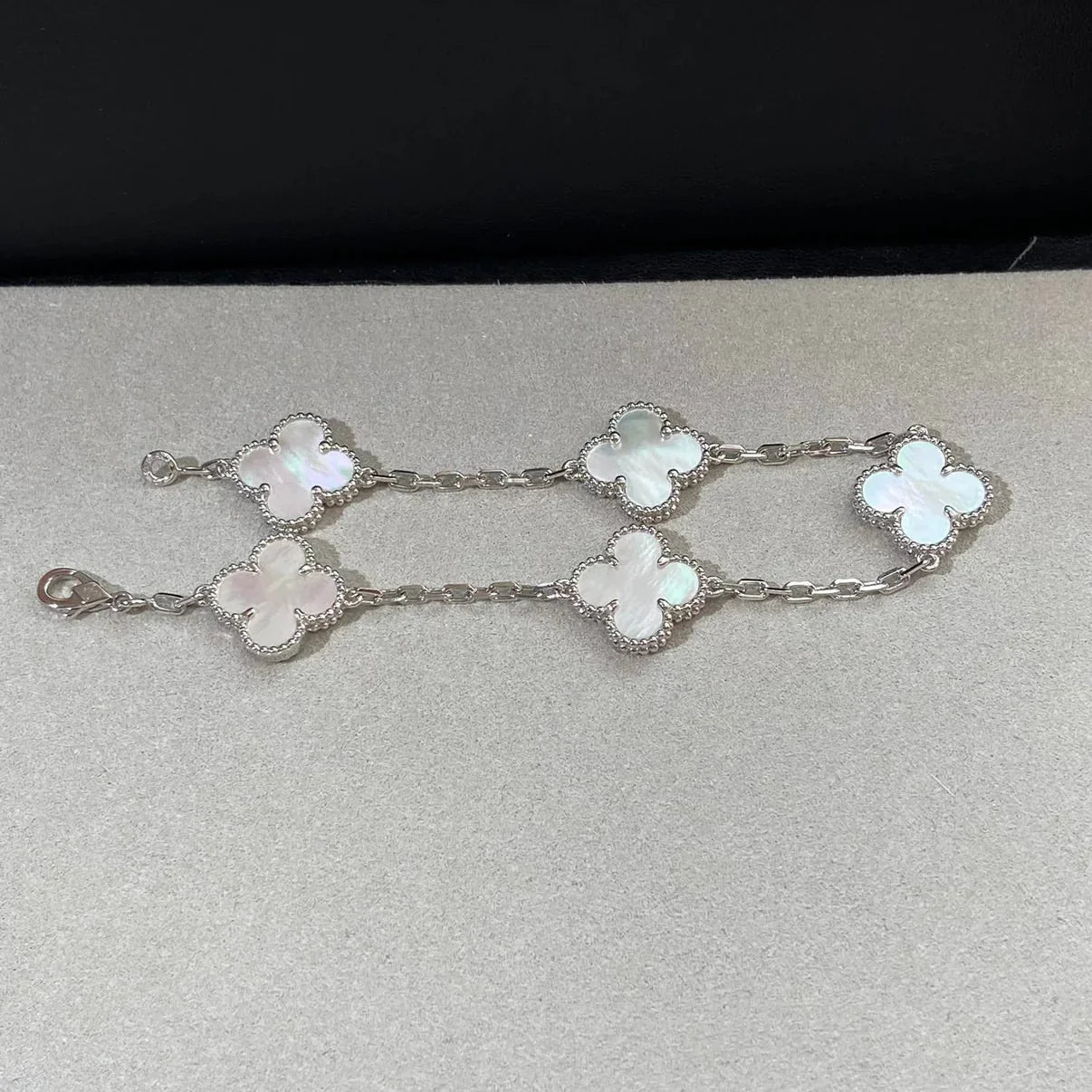 [Leaves]LUCKY CLOVER 5-MOTIF BRACELET - WHITE MOTHER-OF-PEARL COLLECTION