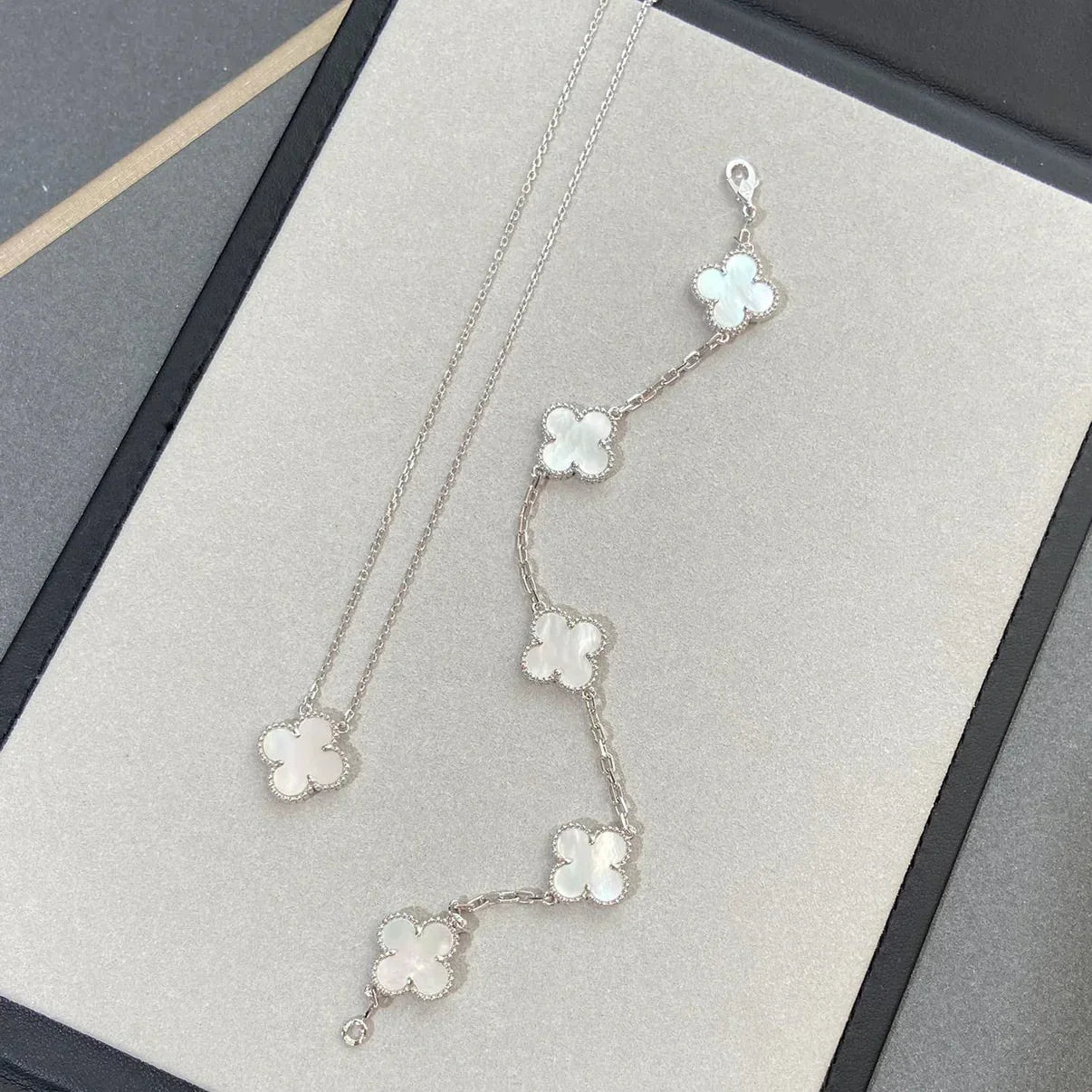 [Leaves]LUCKY CLOVER 5-MOTIF BRACELET - WHITE MOTHER-OF-PEARL COLLECTION
