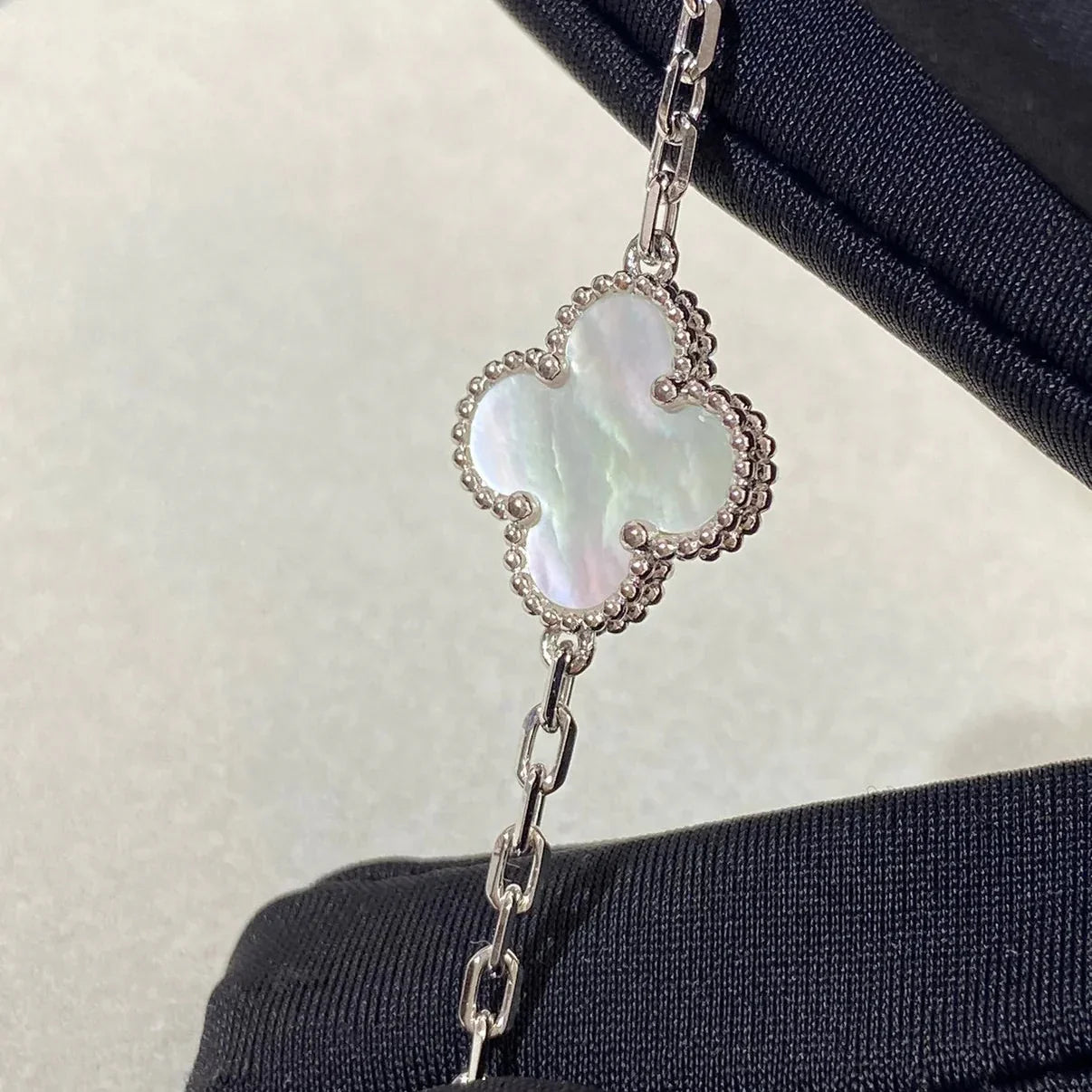 [Leaves]LUCKY CLOVER 5-MOTIF BRACELET - WHITE MOTHER-OF-PEARL COLLECTION