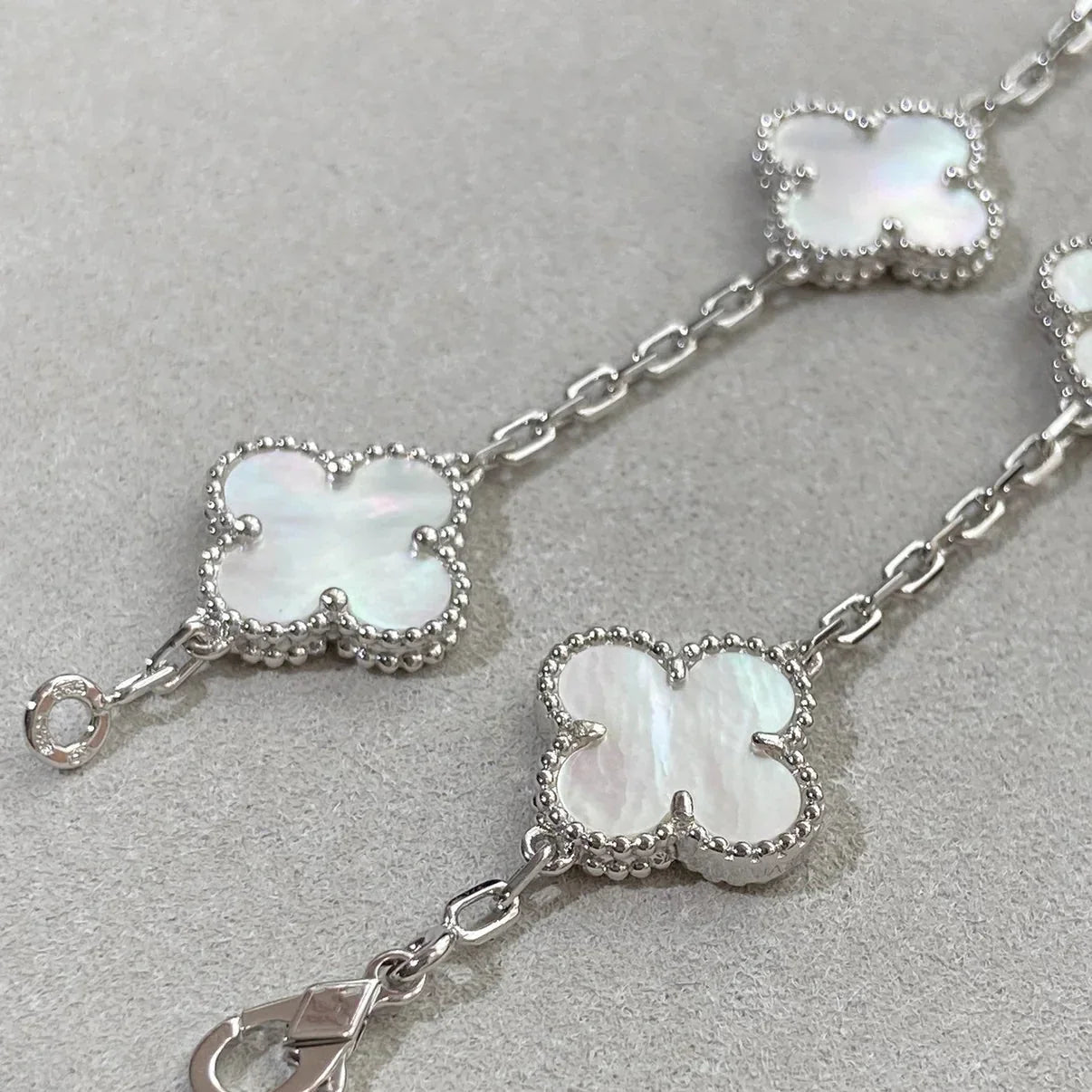 [Leaves]LUCKY CLOVER 5-MOTIF BRACELET - WHITE MOTHER-OF-PEARL COLLECTION
