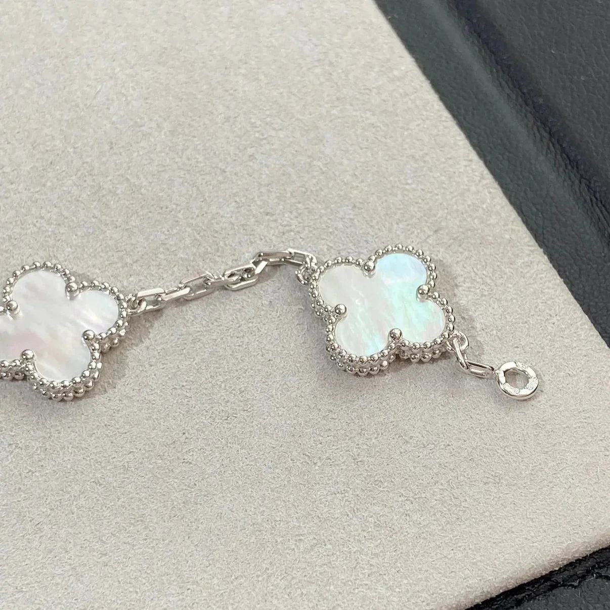 [Leaves]LUCKY CLOVER 5-MOTIF BRACELET - WHITE MOTHER-OF-PEARL COLLECTION