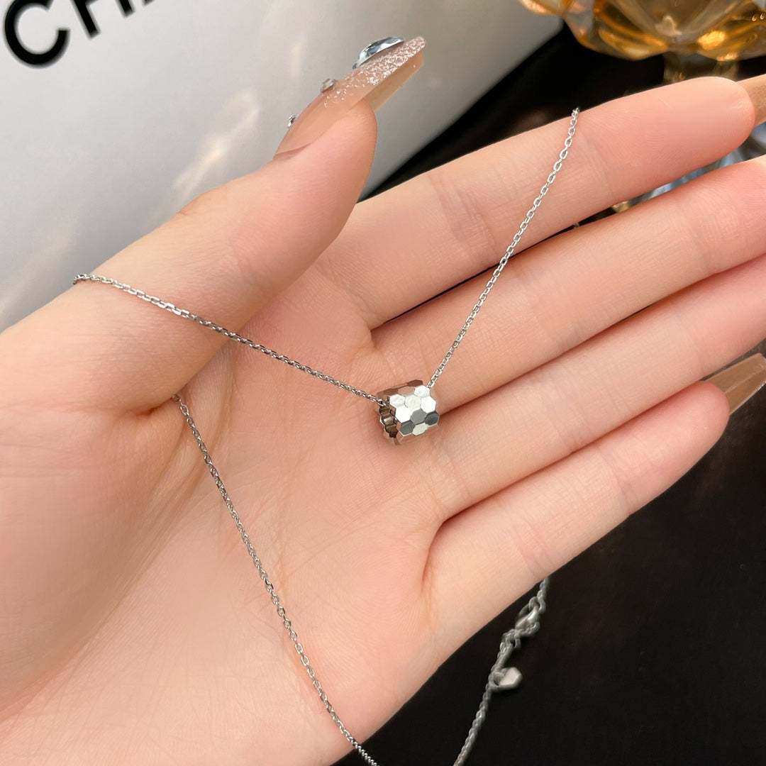 [Leaves]BEE MINI NECKLACE