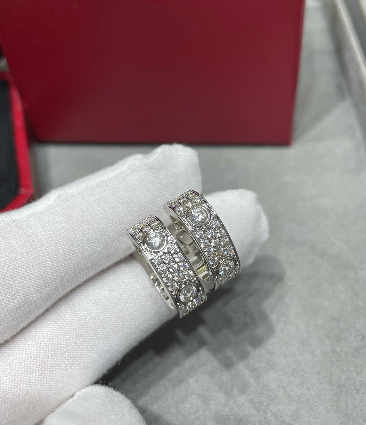 [Leaves]LOVE 5.5MM DIAMOND PAVED EARRINGS