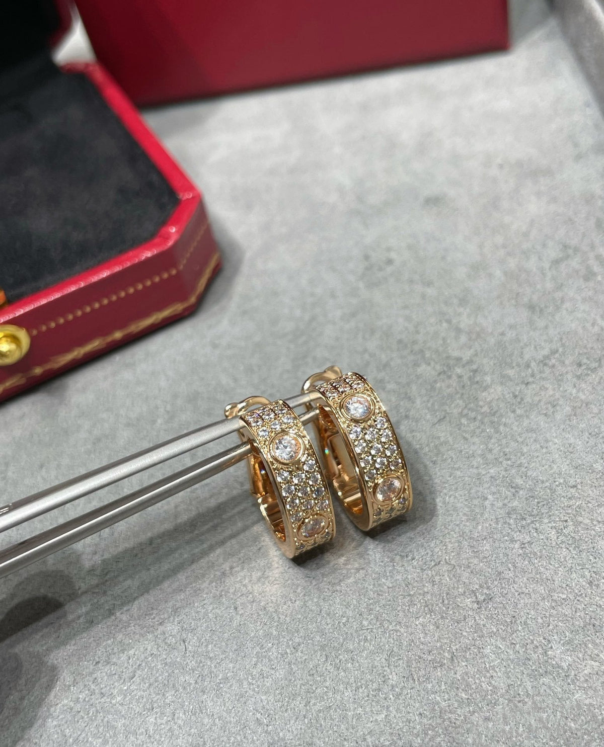 [Leaves]LOVE 5.5MM DIAMOND PAVED EARRINGS