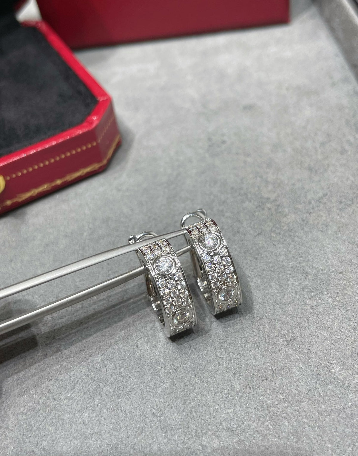 [Leaves]LOVE 5.5MM DIAMOND PAVED EARRINGS
