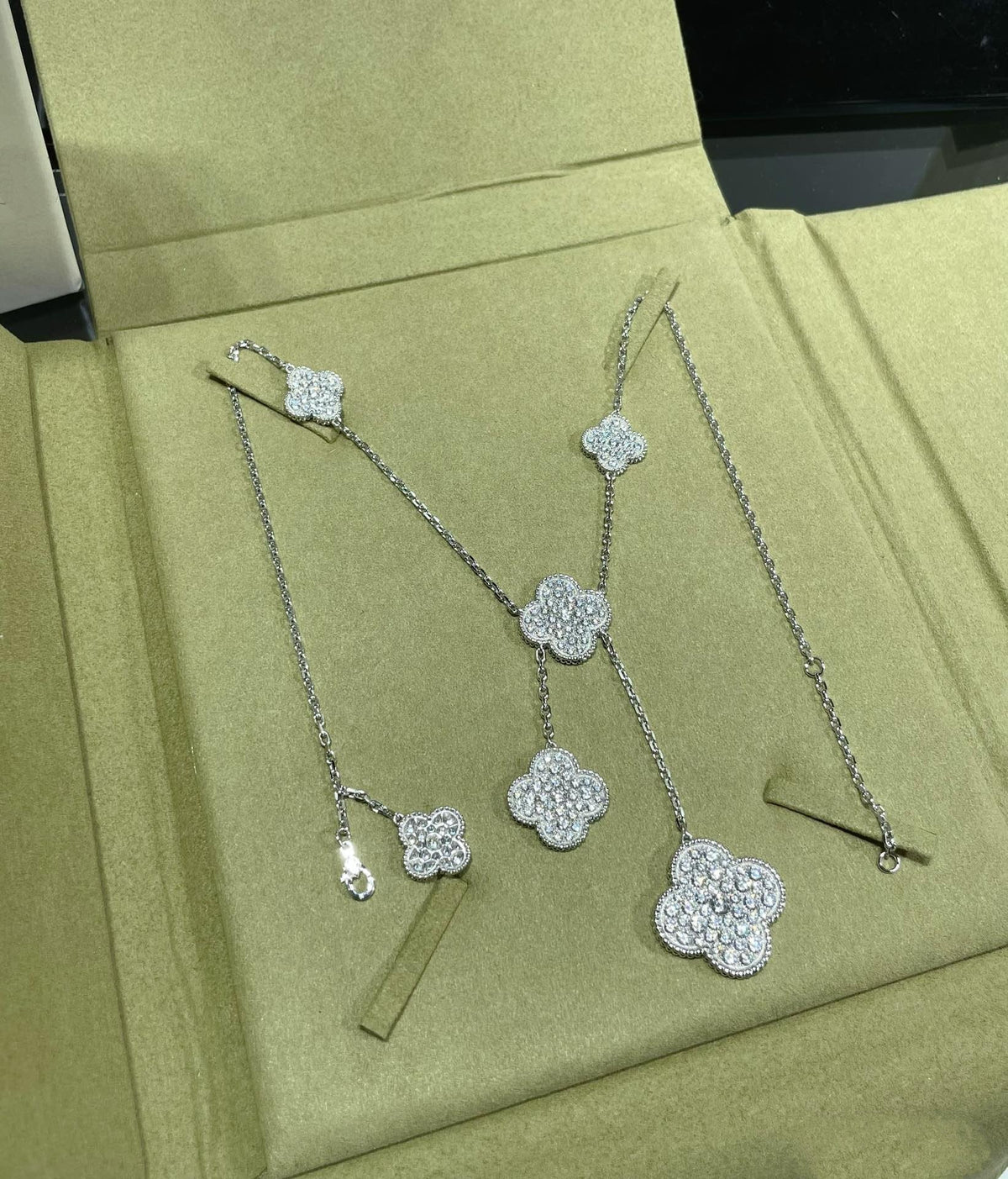 [Leaves]CLOVER 6 MOTIF DIAMOND PAVED NECKLACE