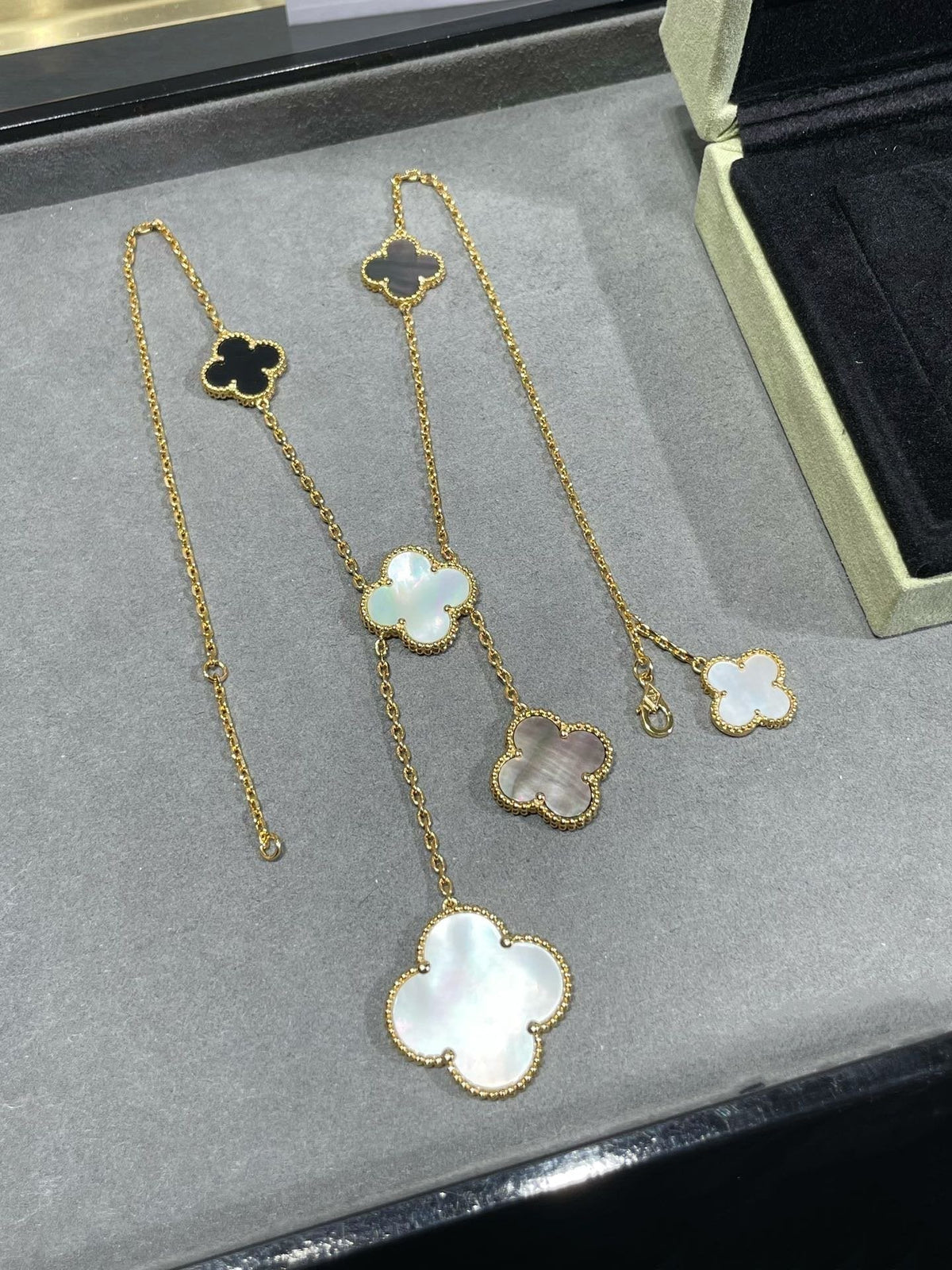 [Leaves]CLOVER 6 MOTIF MOP ONYX GOLD NECKLACE