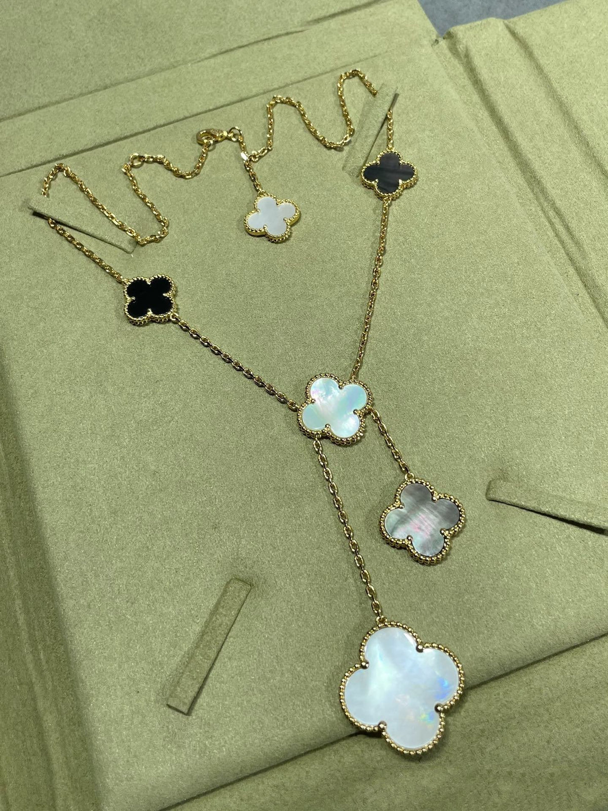 [Leaves]CLOVER 6 MOTIF MOP ONYX GOLD NECKLACE