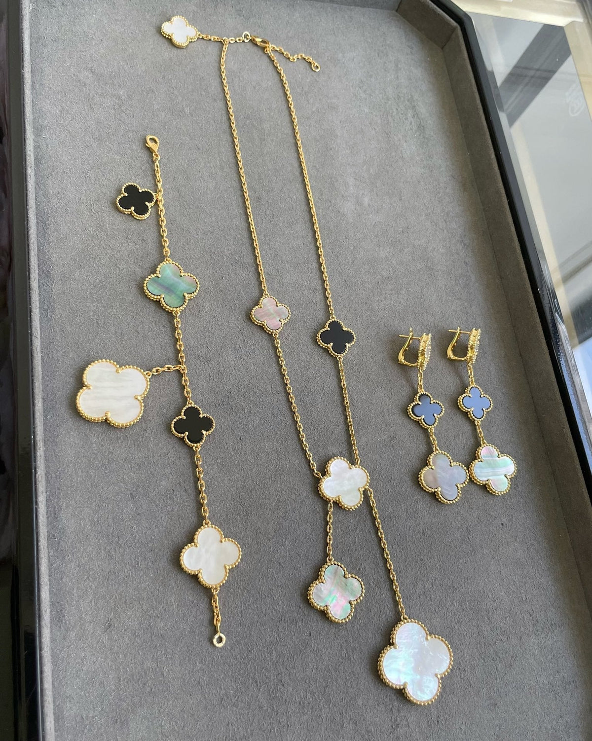 [Leaves]CLOVER 3 MOTIF MOP ONYX DARK MOP PINK GOLD EARRINGS