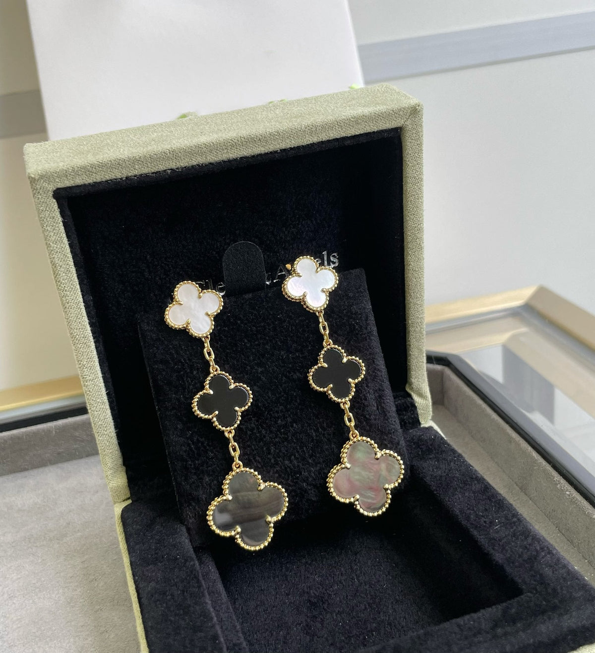 [Leaves]CLOVER 3 MOTIF MOP ONYX DARK MOP PINK GOLD EARRINGS