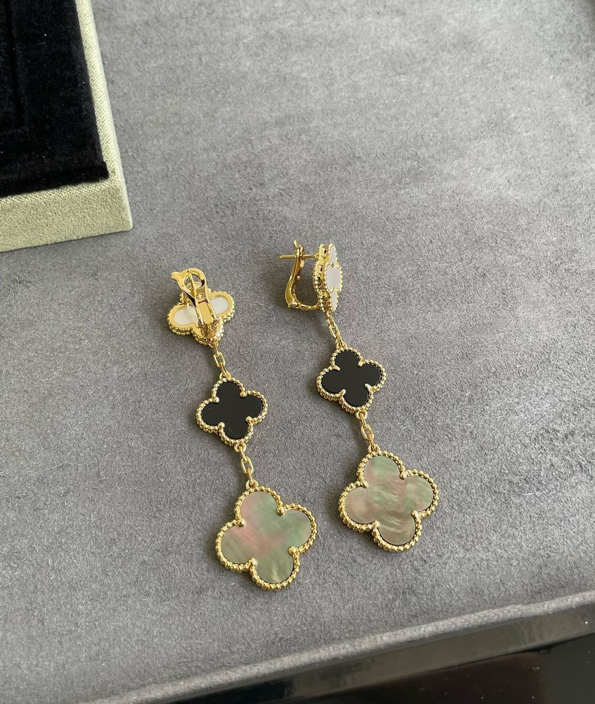 [Leaves]CLOVER 3 MOTIF MOP ONYX DARK MOP PINK GOLD EARRINGS