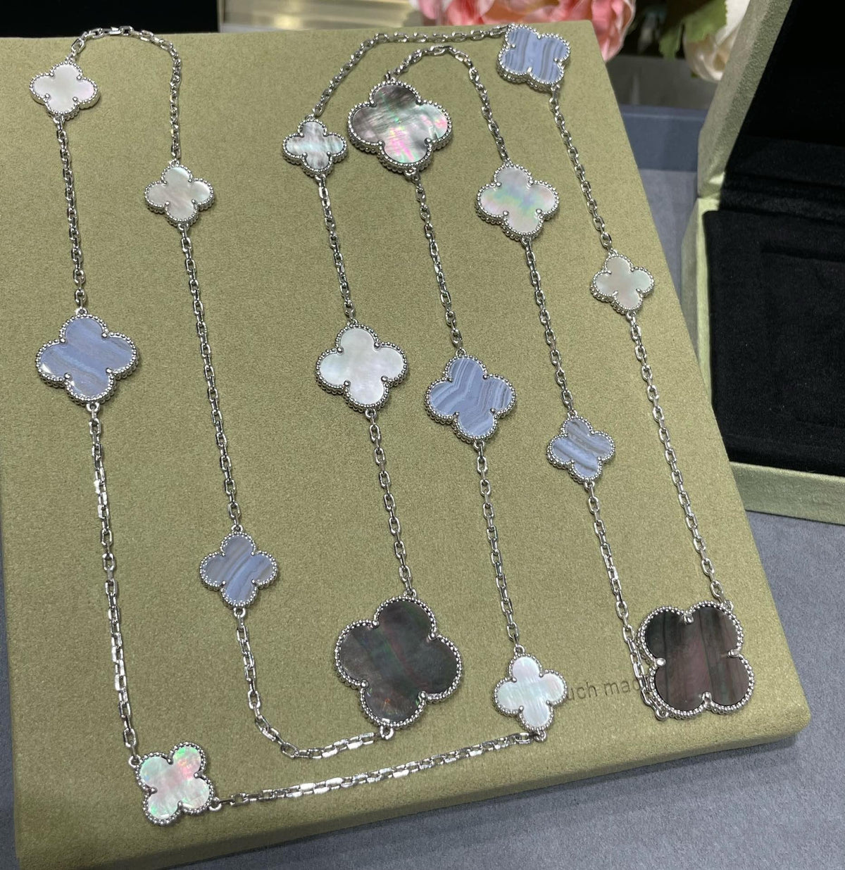 [Leaves]CLOVER 16 MOTIF CHALCEDONY MOP SILVER NECKLACE
