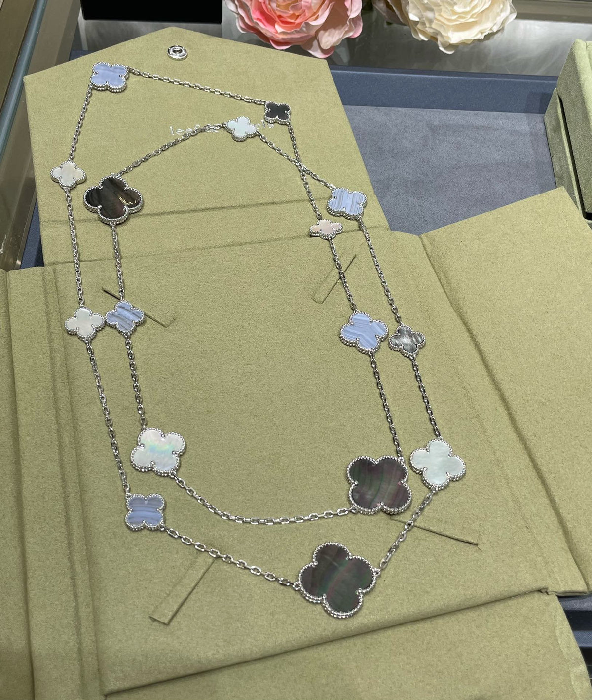 [Leaves]CLOVER 16 MOTIF CHALCEDONY MOP SILVER NECKLACE