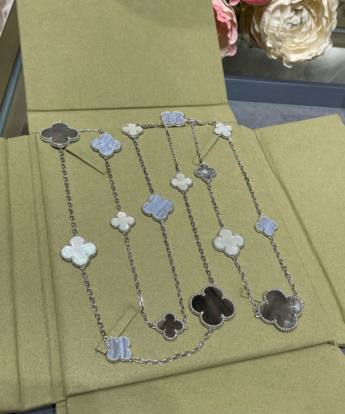 [Leaves]CLOVER 16 MOTIF CHALCEDONY MOP SILVER NECKLACE