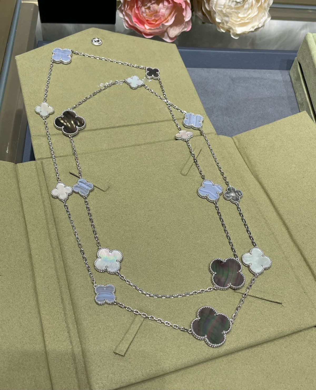 [Leaves]CLOVER 16 MOTIF CHALCEDONY MOP SILVER NECKLACE