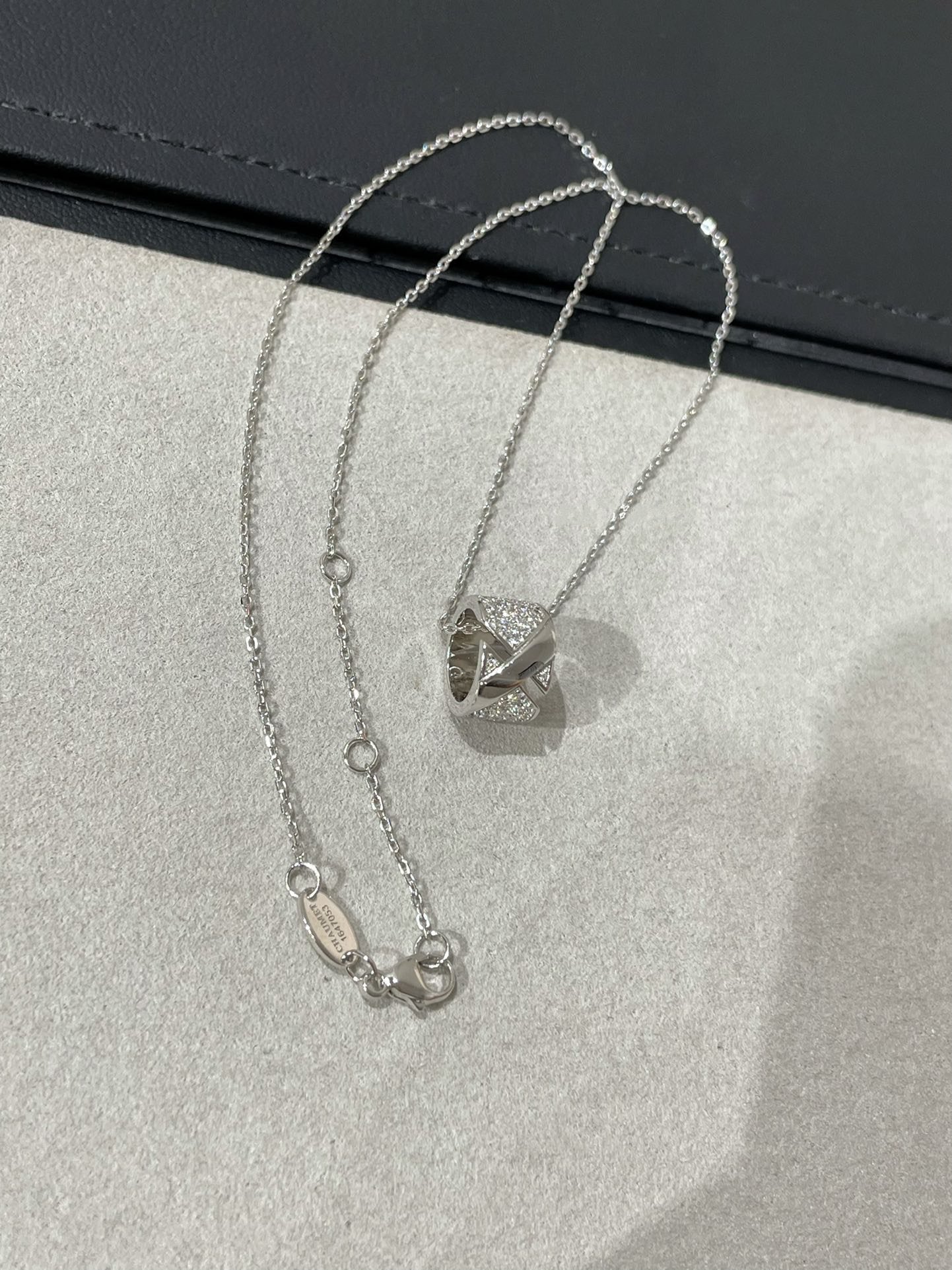 [Leaves]LIENS EVIDENCE DIAMOND PAVED NECKLACE